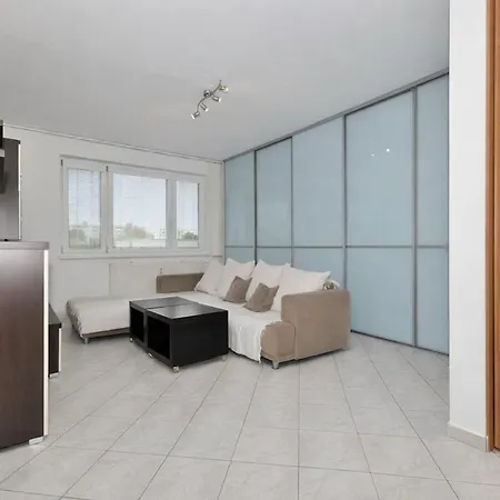 아파트 Modern 3-room Near The Swimming Pool, 10 Minutes To The Center