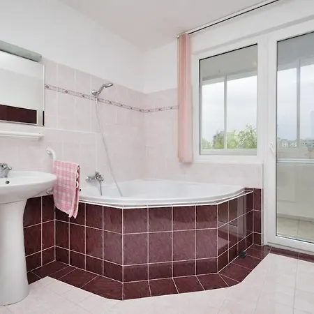 Modern 3-room Near The Swimming Pool, 10 Minutes To The Center 아파트