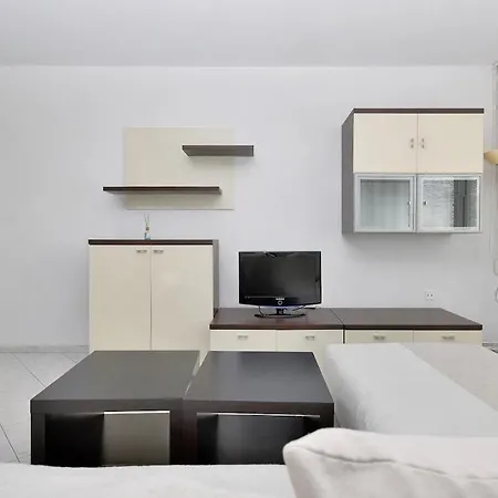 아파트 Modern 3-room Near The Swimming Pool, 10 Minutes To The Center